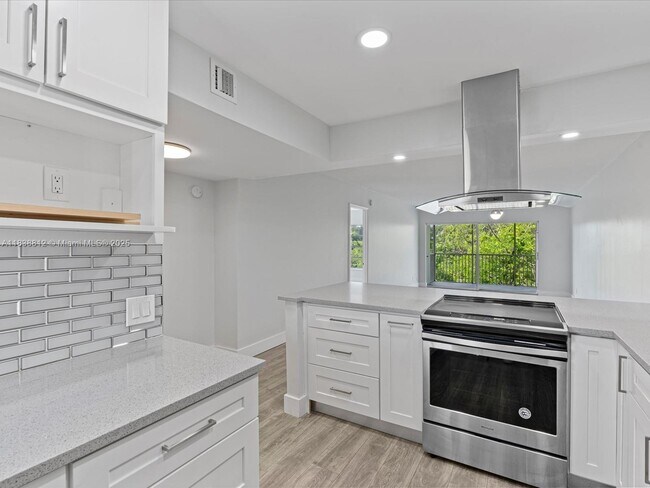 Building Photo - 3150 N Palm Aire Dr