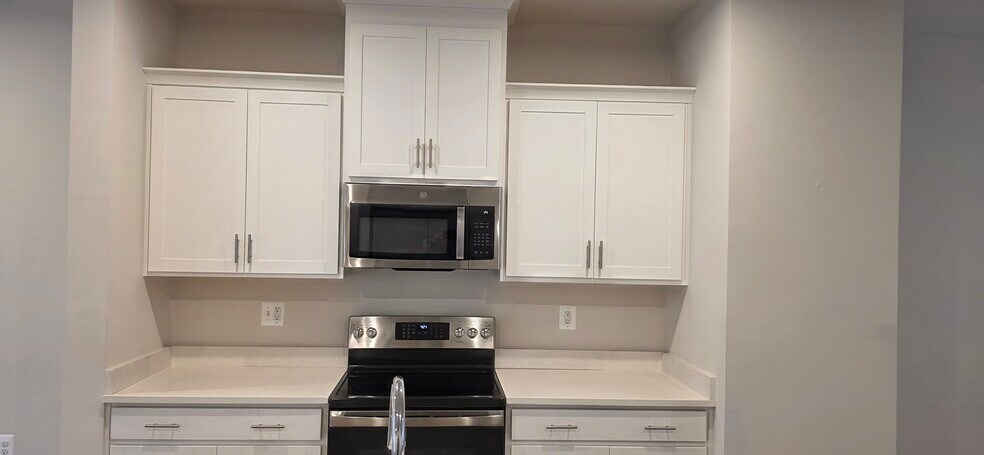 Kitchen - Stainless Steel Appliances - 351 Presidents Pointe Ave