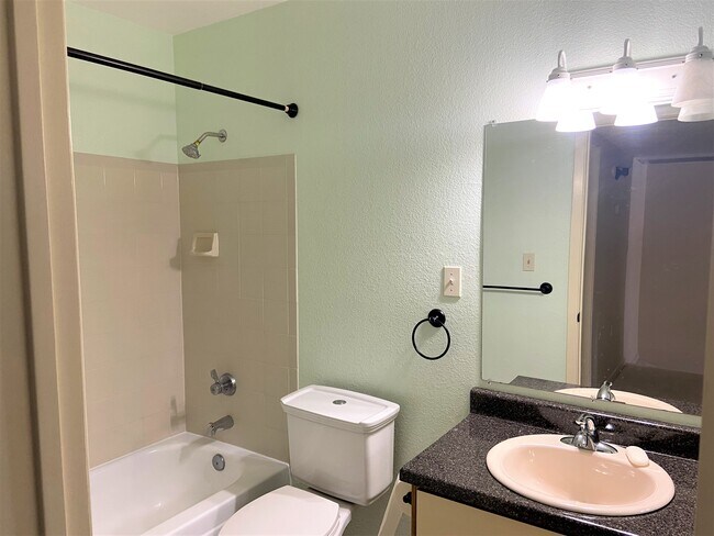 Full Bath - 1935 W Morten Ave