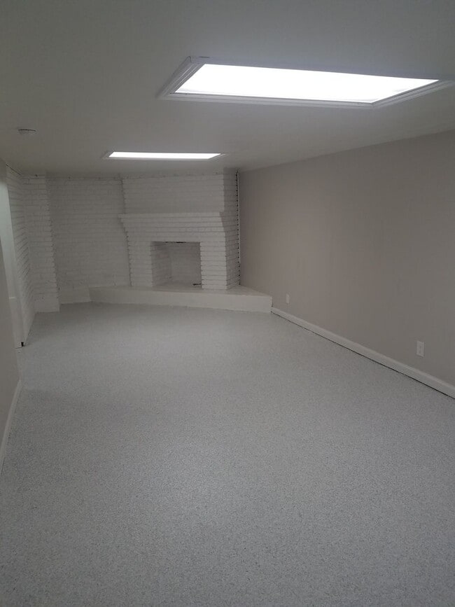 Building Photo - 4 Bed 2 Bath in Decatur!