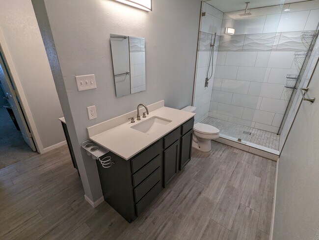 Building Photo - 944 Mossvine Dr