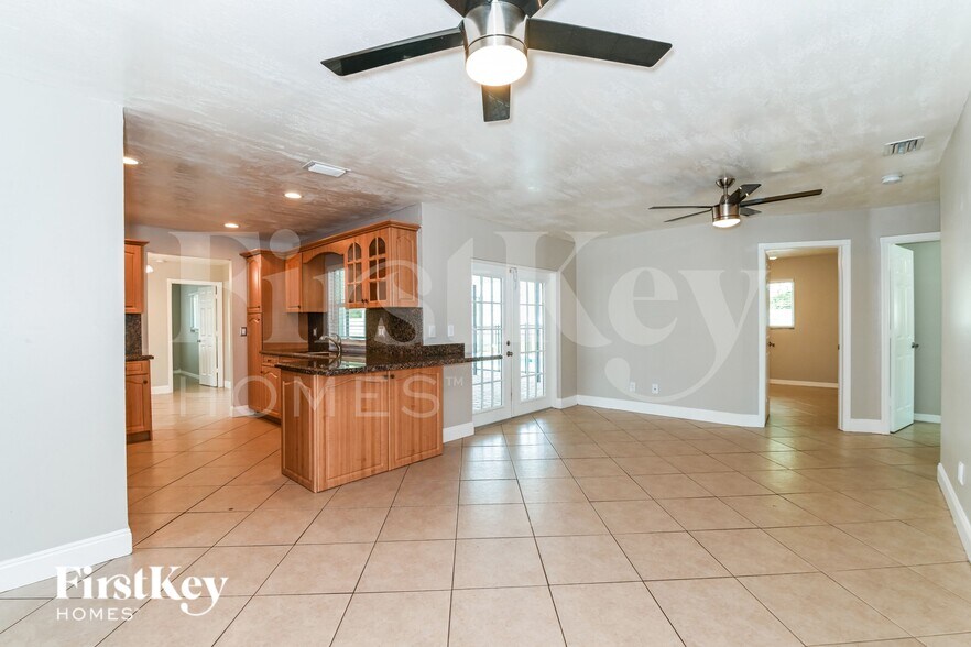 Building Photo - 528 SE 17th Ave