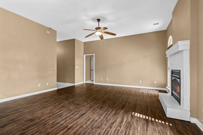 Building Photo - Bright & Beautiful 4 Bedroom Home with Fenced Yard and Modern Upgrades!