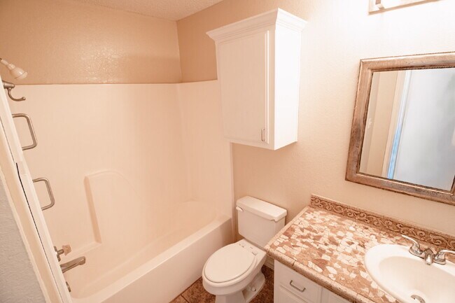Building Photo - "Charming 3-Bed, 2-Bath Home in Lubbock