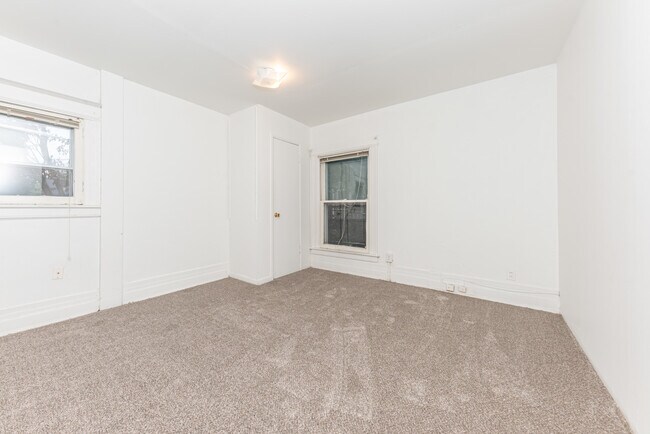 Building Photo - 808 E Ann St