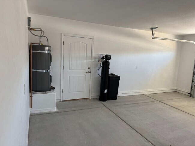 Building Photo - Brand New 3 bedroom home with 2 car garage...