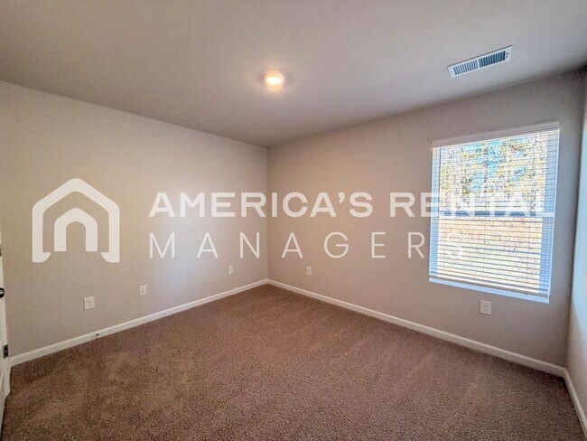 Building Photo - Bright and Spacious Lincoln Townhome for R...