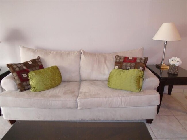 Building Photo - 3165 NE 48th Ct