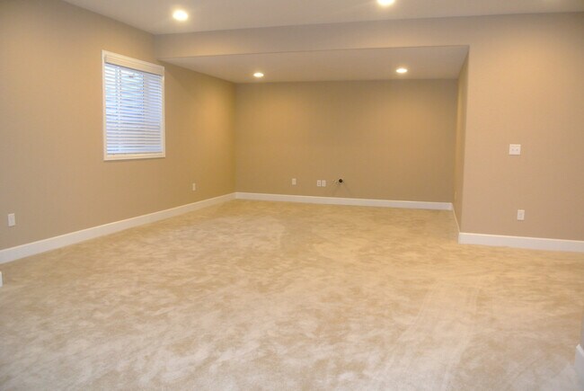 Building Photo - 5Bed/3.5Bath Home in Blackstone Country Club Community