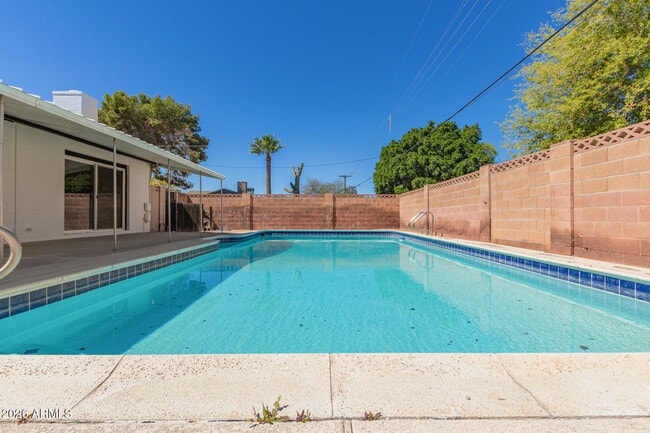 Building Photo - 1102 E Alameda Dr