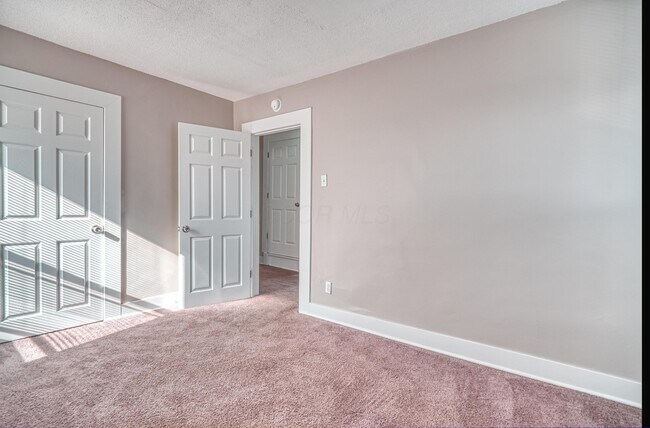 Building Photo - 921 Miller Ave