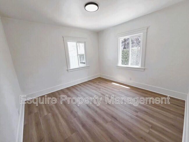 Building Photo - 514 S Seaward Ave
