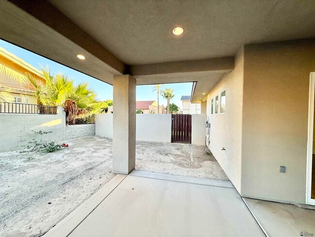 Building Photo - 1330 W Ridgeview Dr