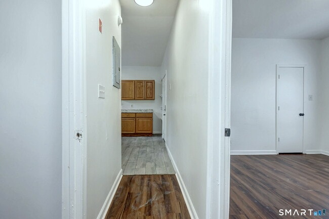 Building Photo - 483 Ferry St