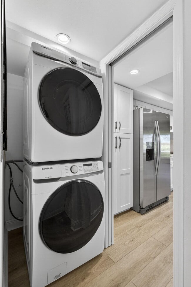 Building Photo - 259 Old Meadow Way