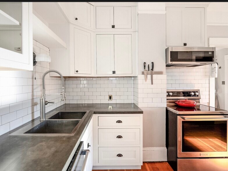 Building Photo - 210 W 32nd St