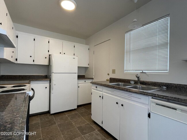 Building Photo - 1510 Summit View St