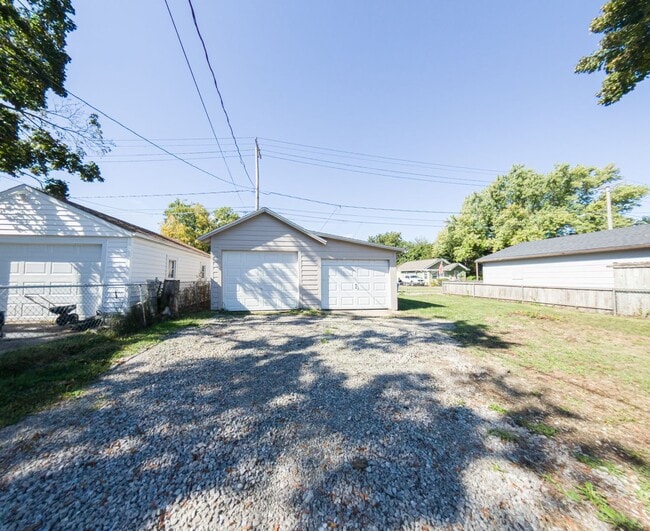 Building Photo - 2 Bedroom 1 Bath 1 Stall Garage For Rent