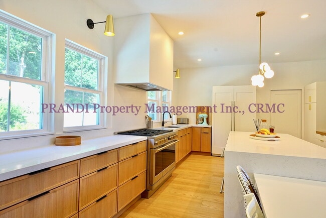 Building Photo - Classic, Modern and Private Home with Fres...