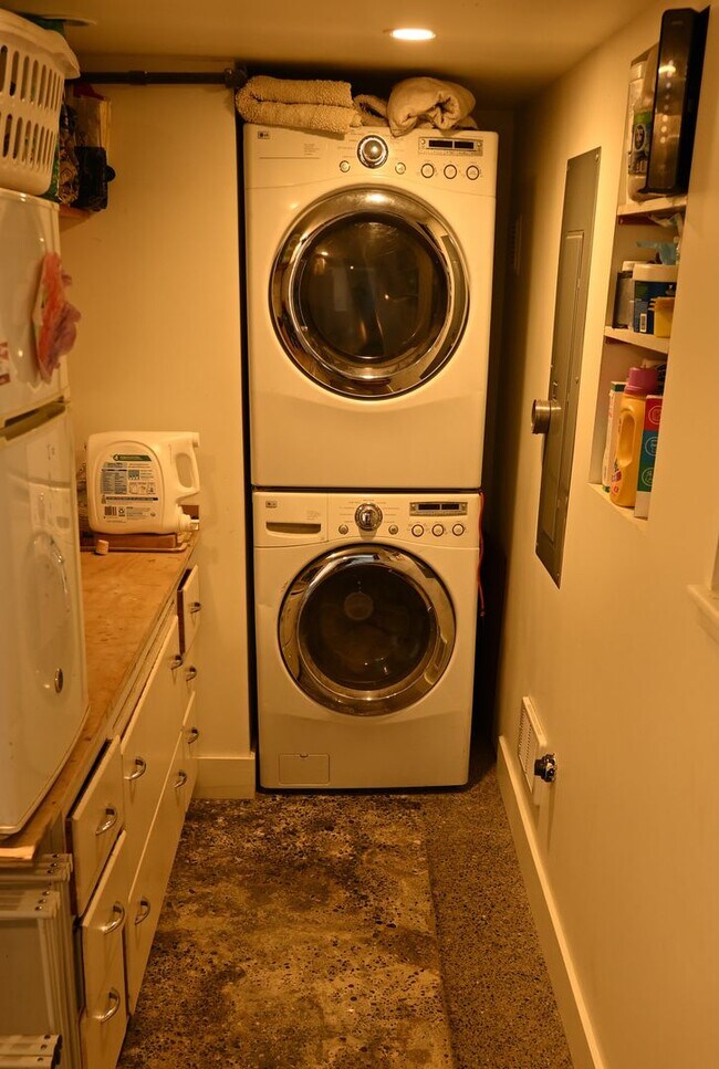 Building Photo - 3bd/2ba Seattle Home