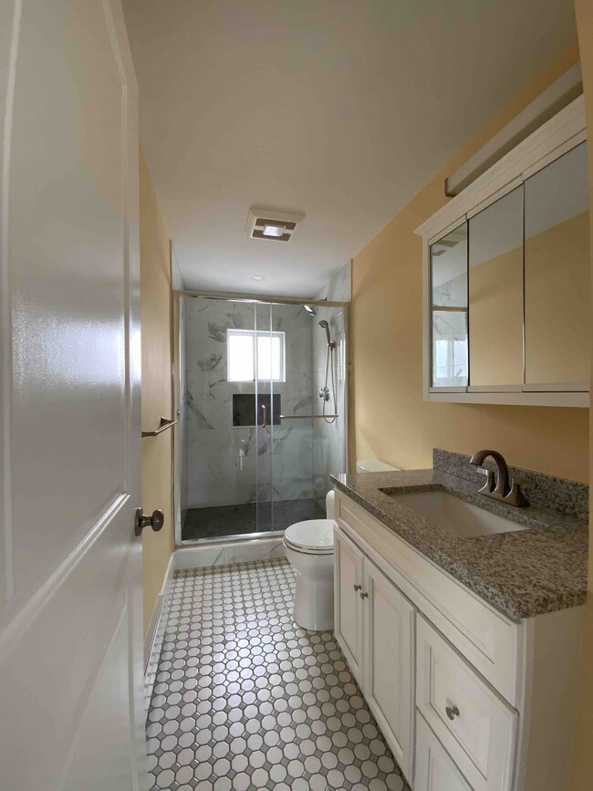 Bathroom with tiled shower - 483 Charles St