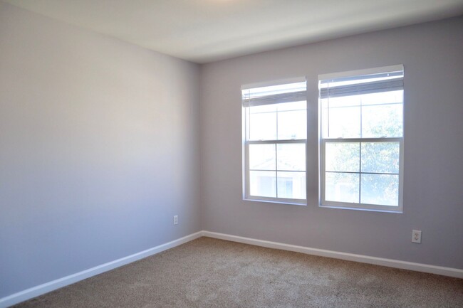 Building Photo - Spacious 3-bedroom townhome in the Liberty...