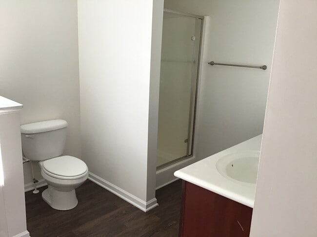 Building Photo - 2044 Longburn Dr