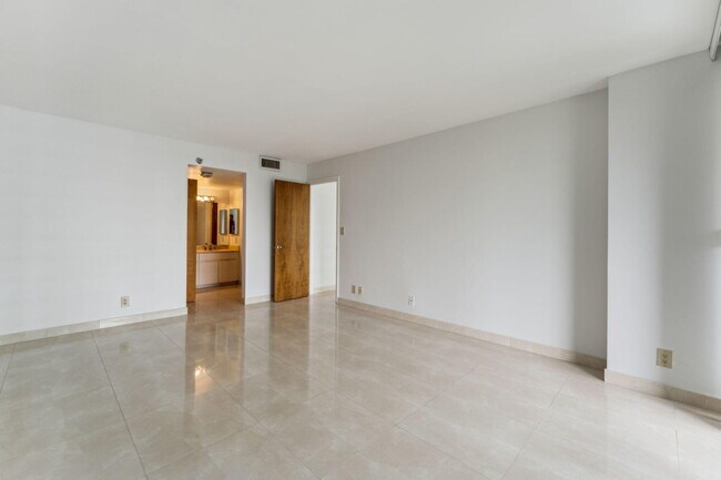 Building Photo - 2025 Brickell Ave