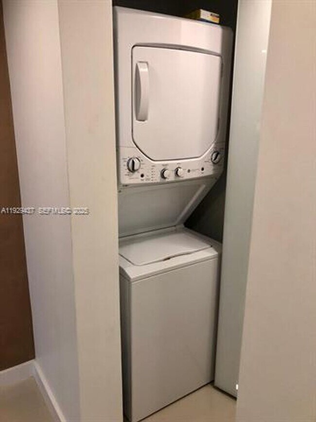 Building Photo - 8877 Collins Ave