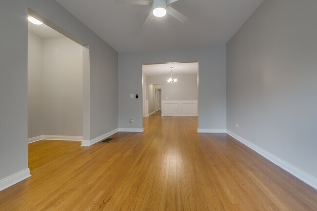 Building Photo - 5039 W Cullom Ave