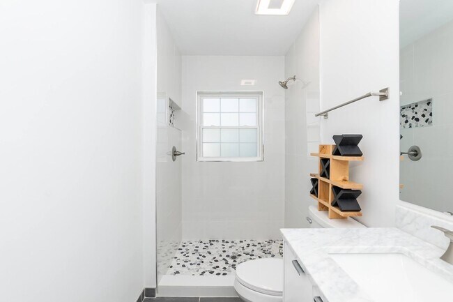 Building Photo - Sheek Updated Home With Pool!