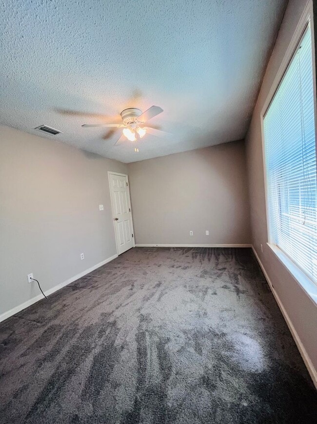 Building Photo - 3 BR/ 2 BA townhome located in Lakeshore E...