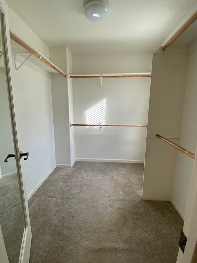 Building Photo - San Ramon Gale Ranch Townhouse 3BD/2.5BA with 4th Room for Office Loft! Community Pool Included!