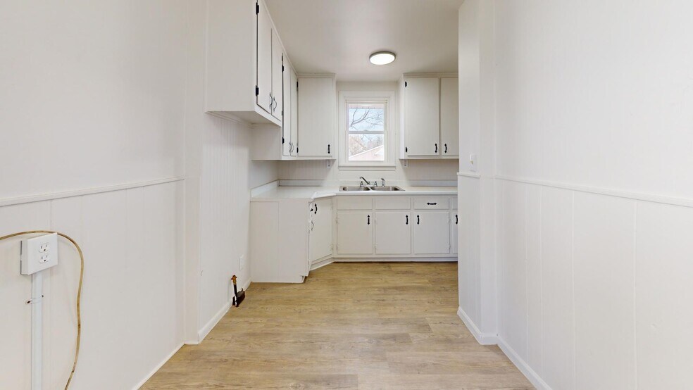 Building Photo - 109 W Ely St