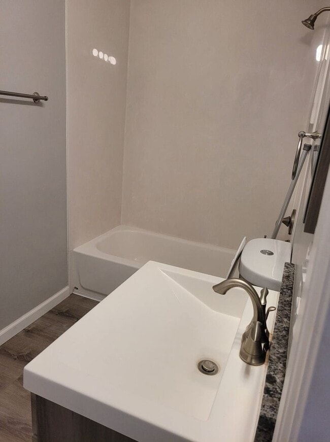 Building Photo - NEWLY REMODELED 1 BED BATH