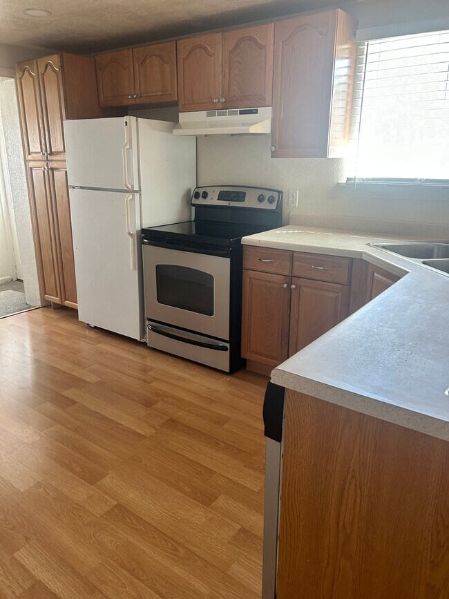 Building Photo - 98 E 1500 S
