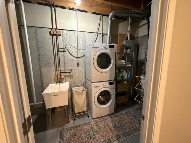 Building Photo - Townhome