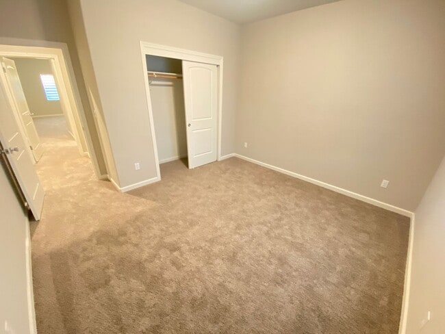 Building Photo - Modern 4-Bedroom Home in Northeast Bakersfield