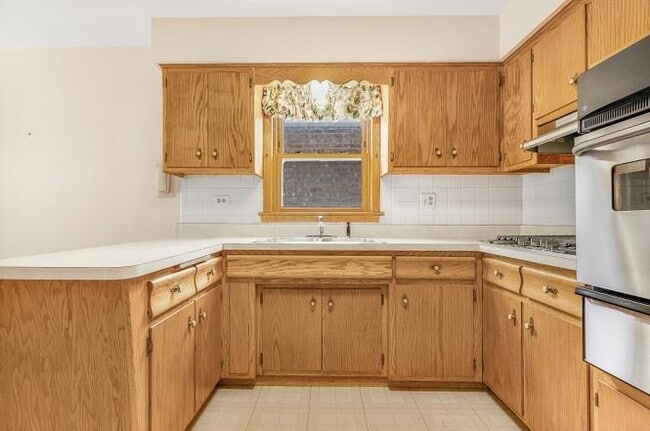 Building Photo - 2520 N Neva Ave