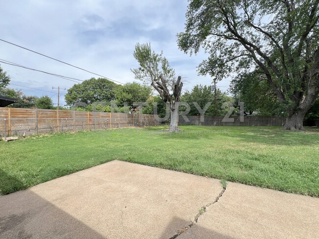 Building Photo - Beautifully Refreshed 3/2/2 in Fort Worth Ready for Immediate Occupancy!