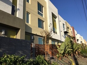 Building Photo - *** $1000 Move in Special*** Completely upgraded large townhome with solar!!