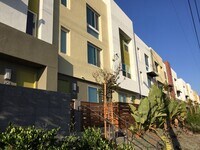Building Photo - *** $1000 Move in Special*** Completely upgraded large townhome with solar!!