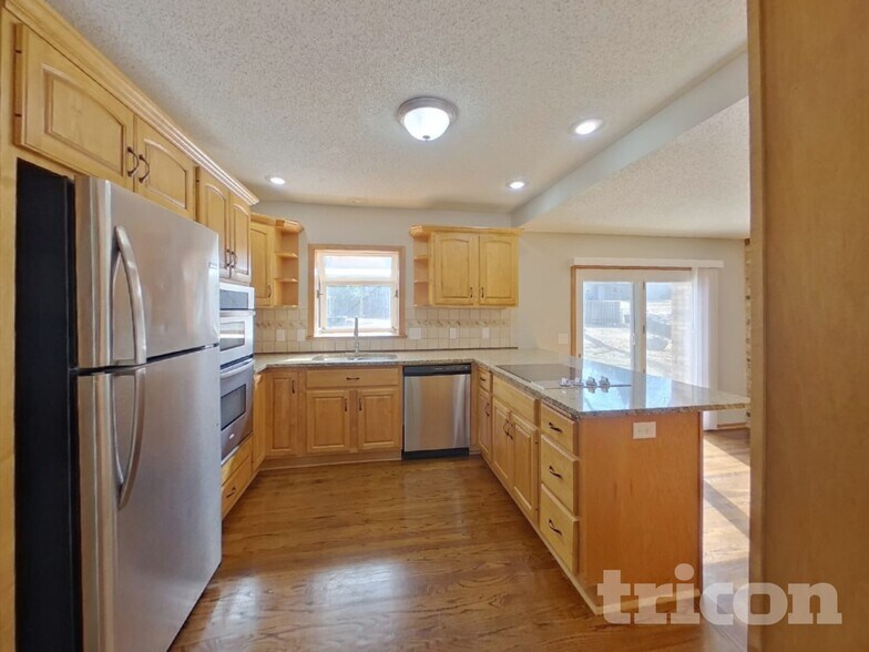 Building Photo - 3301 Skyview Dr