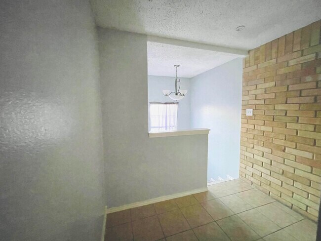 Building Photo - 311 Soria Dr