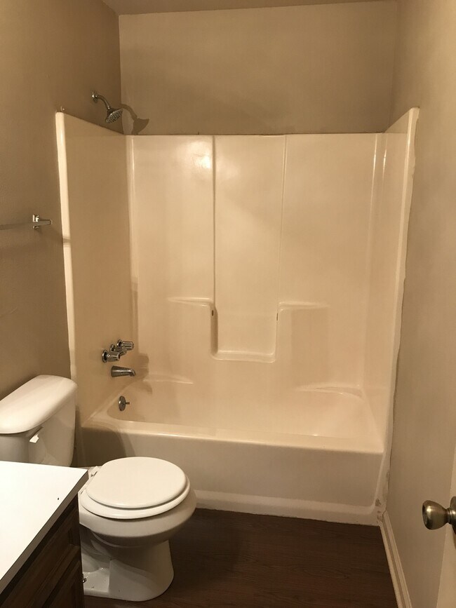 Building Photo - Beautiful Clean 3 bedroom, 2 Full Baths to...
