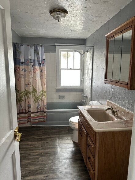 Building Photo - 827 N Oleander Ave