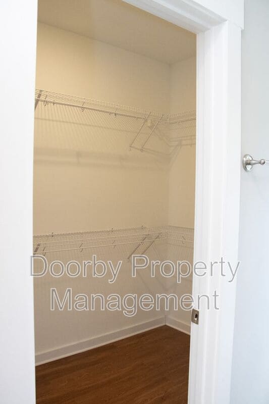 Building Photo - 206 S Aster Ave