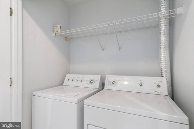 Building Photo - 8648 Royal Worcester Ln