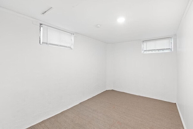 Building Photo - 814 Holiday Ave