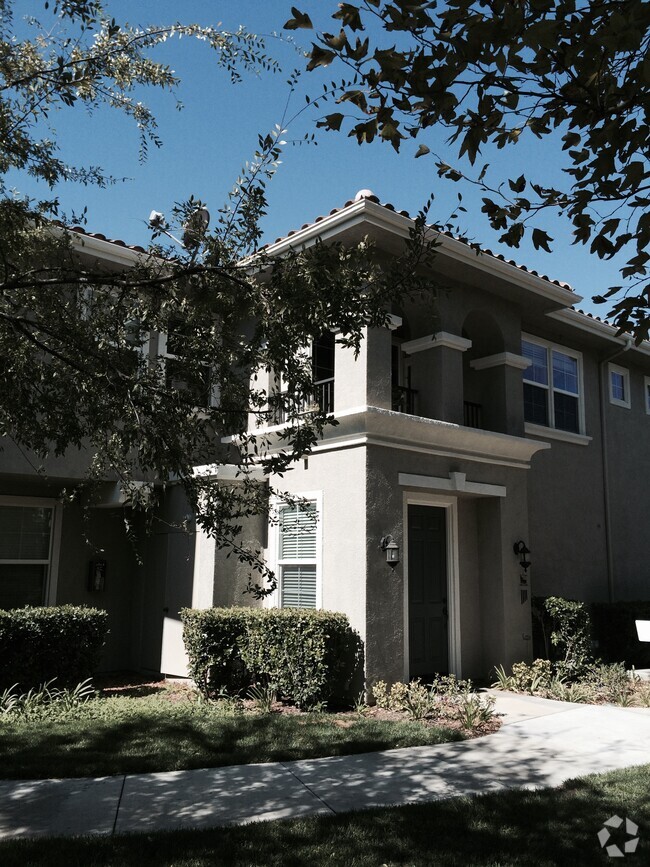 Building Photo - 27352 Oaktree Pl